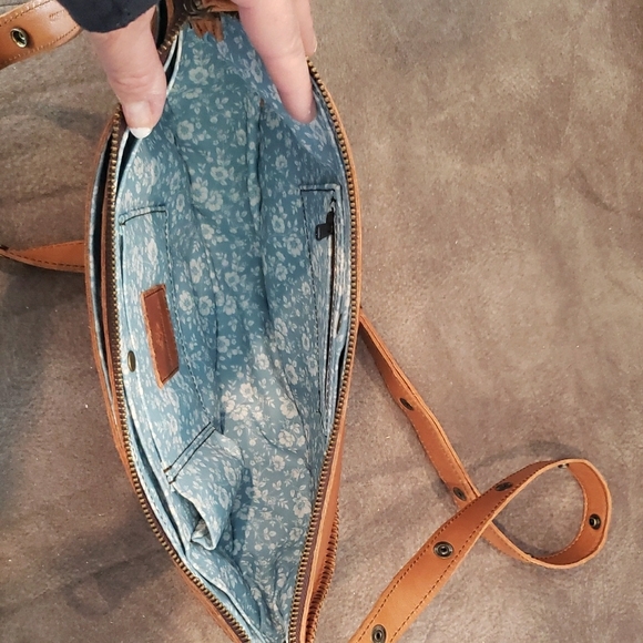 Chic Tan Leather Crossbody Bag - Picture 7 of 8